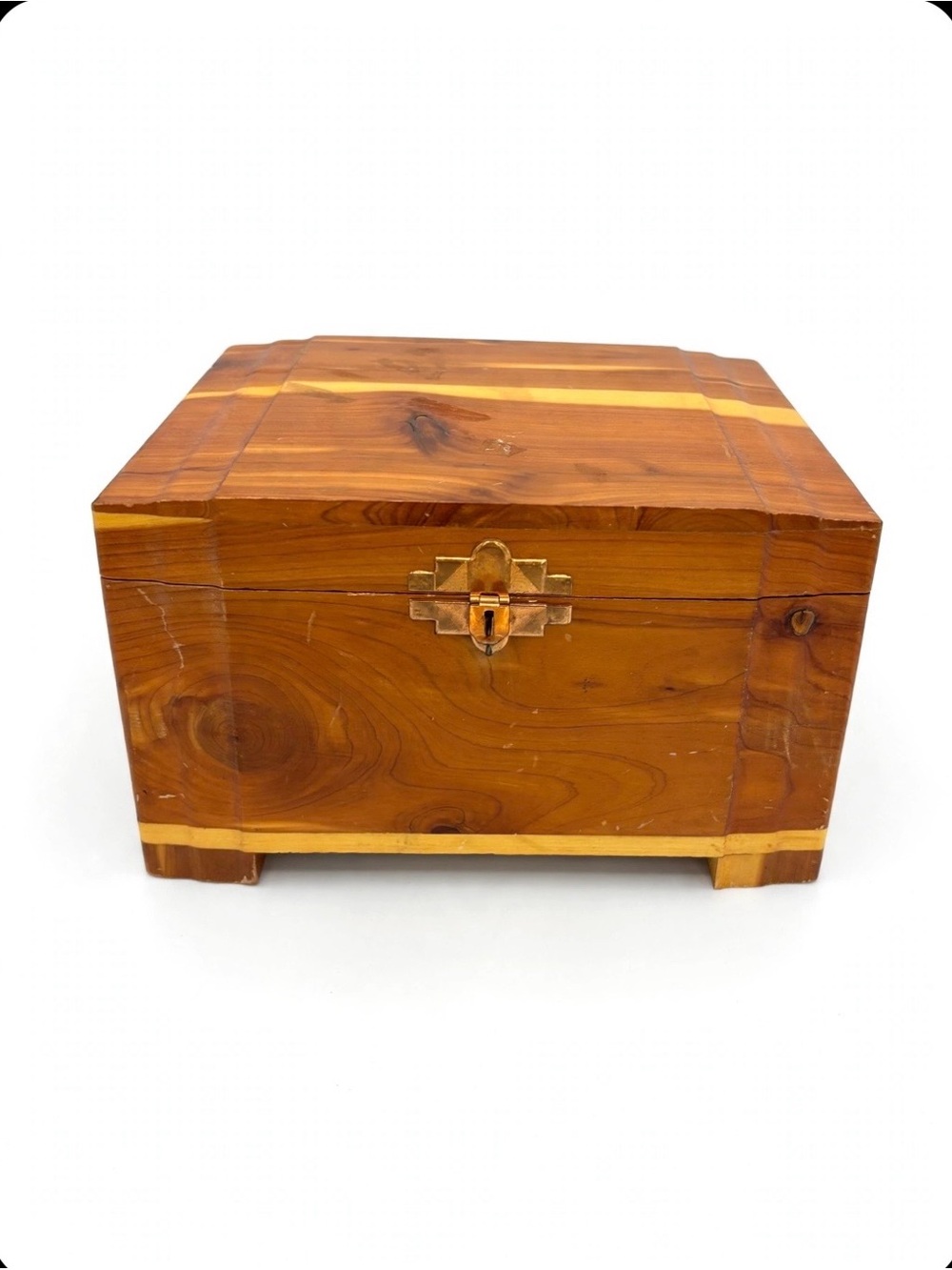 Coffret vintage en bois de cèdre avec loquet | Vintage Cedar Wood Memory Box